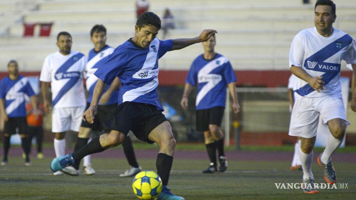 $!“Sinha” visitó la capital coahuilense para un partido homenaje.