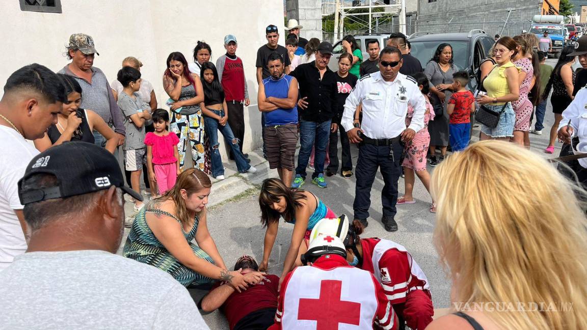 Se atraviesa y manda al hospital a motociclista, en Saltillo