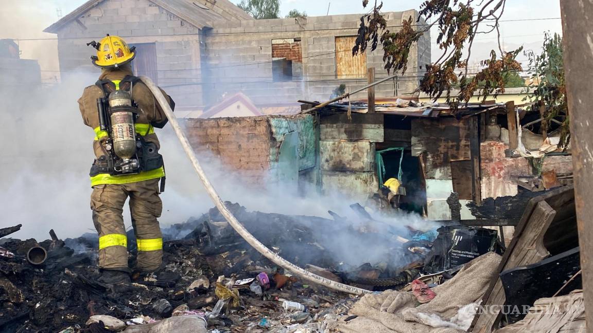 Intenso incendio consume dos predios de la colonia Panteones, en Saltillo