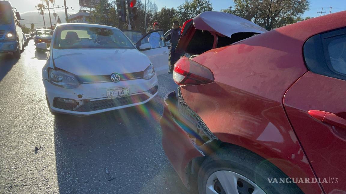Saltillo: carambola de tres autos detiene el tráfico en hora pico