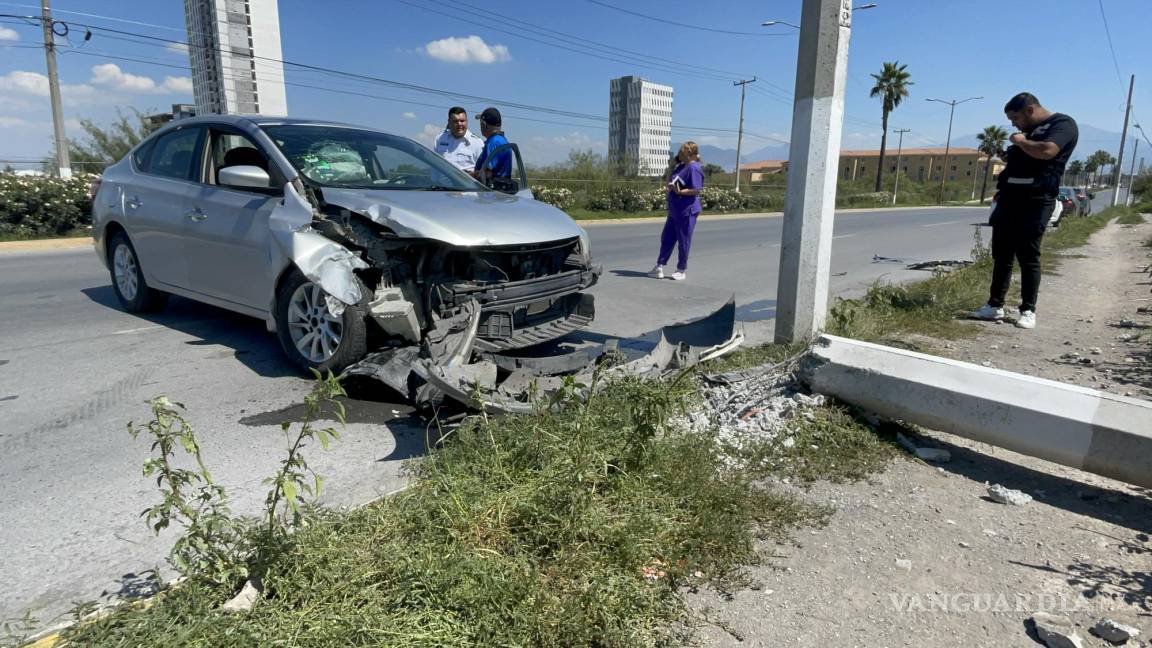 Adulto mayor sufre descompensación al volante y derriba poste en Saltillo