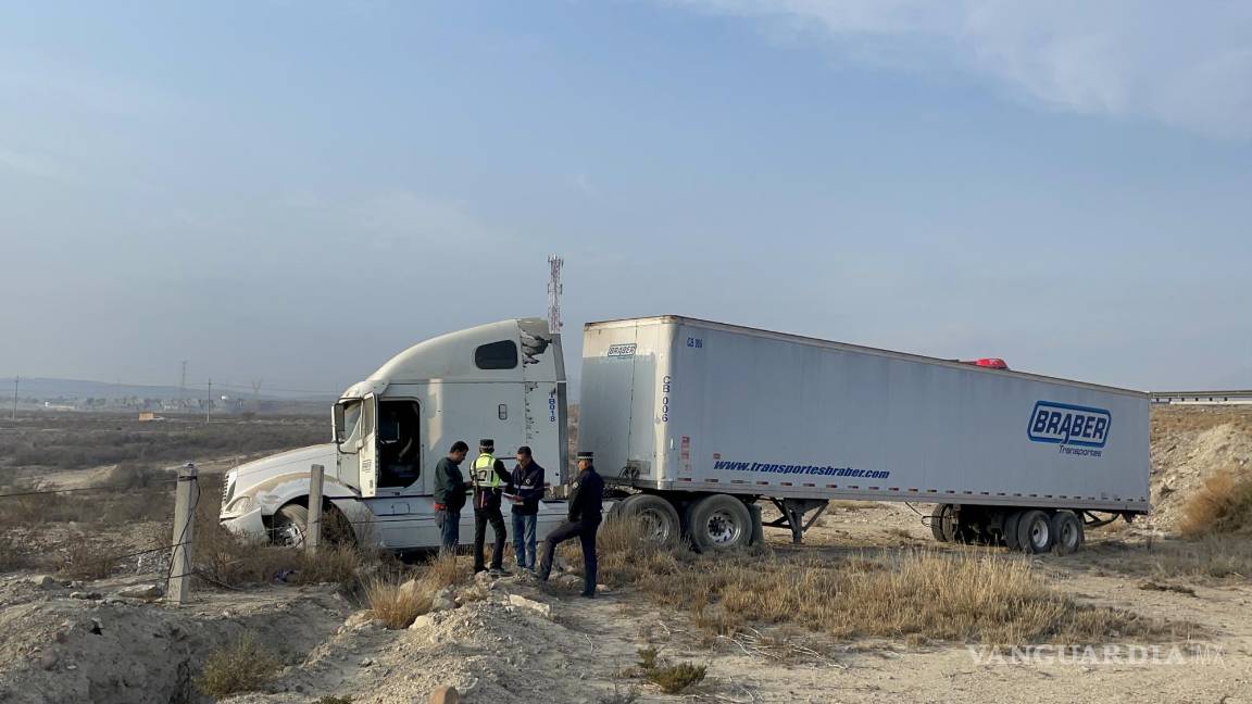 Por evitar choque, trailero cae a barranco en libramiento de Saltillo
