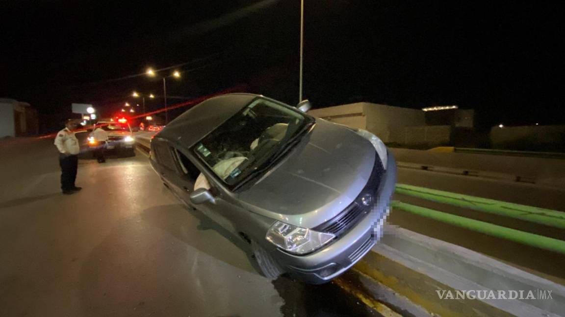 ¡Por poco vuelca! Conductor pierde el control y se estrella contra puente al sur de Saltillo