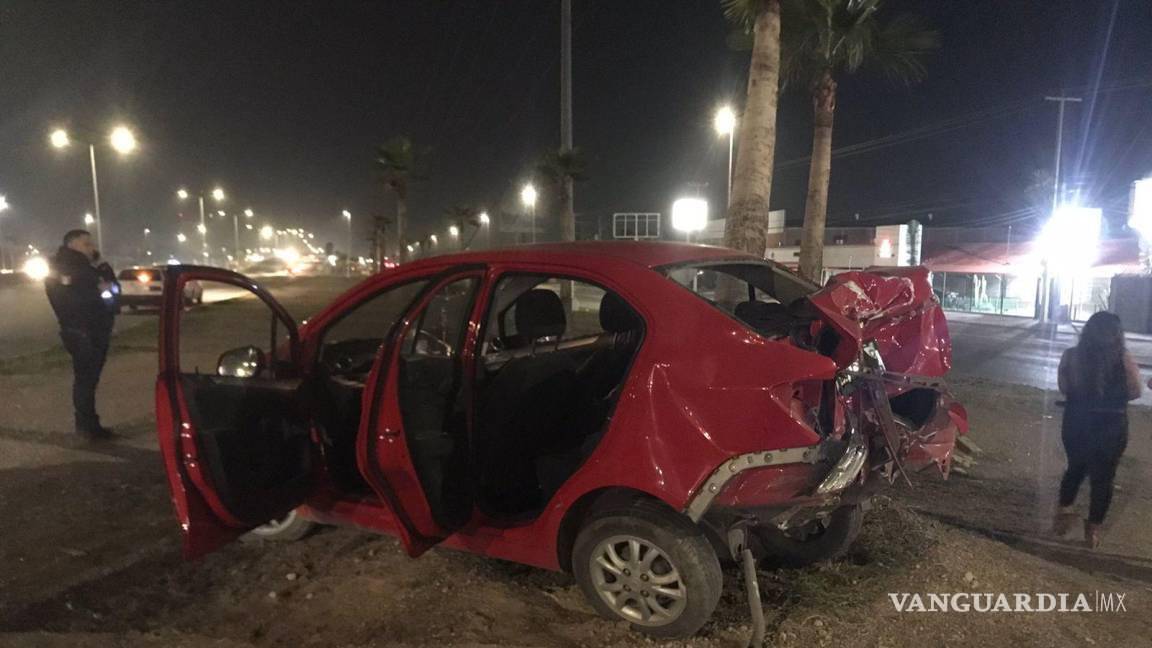 $!El auto quedó destrozado tras el impacto.