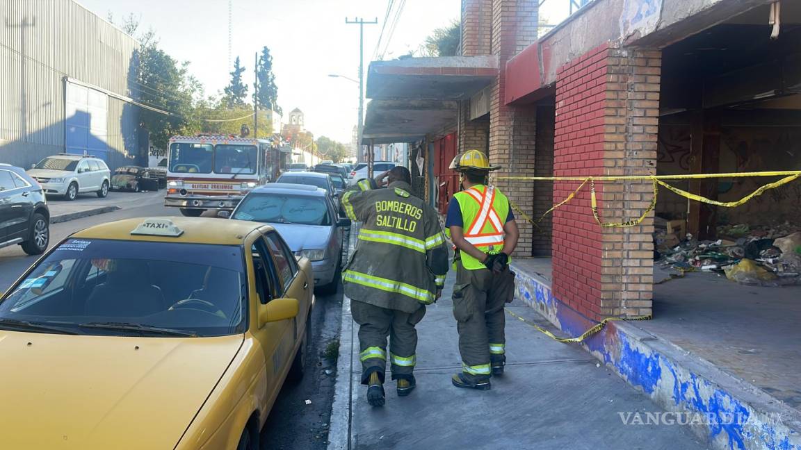 Sujetos incendian edificio abandonado, en Saltillo