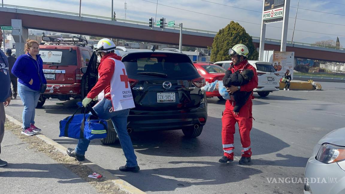 Joven pierde el control y provoca carambola entre siete vehículos, al sur de Saltillo