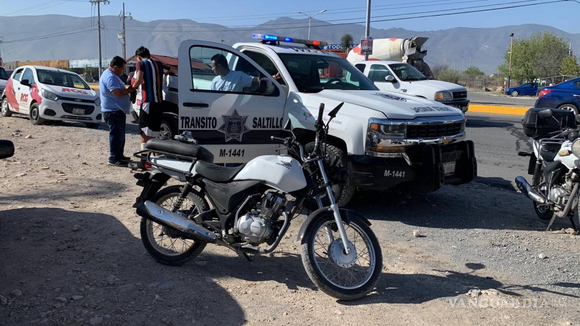 Taxista ocasiona doble accidente, al atropellar a motociclista e intentar huir en Saltillo