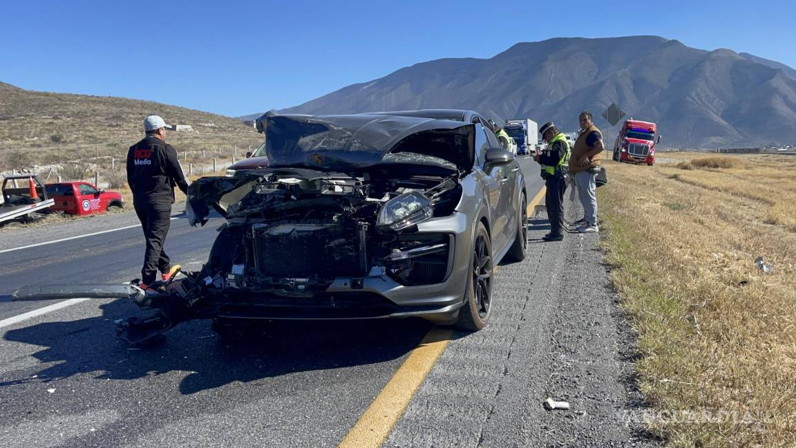 Aparatosa volcadura deja caos vial en la carretera 57