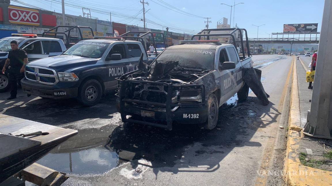 Patrulla municipal sufre falla mecánica y se incendia frente a la Central de Autobuses de Saltillo