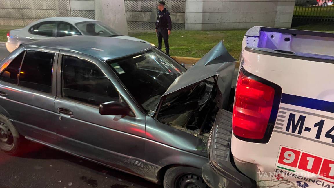 Conductores en estado de ebriedad chocan una patrulla, en Saltillo