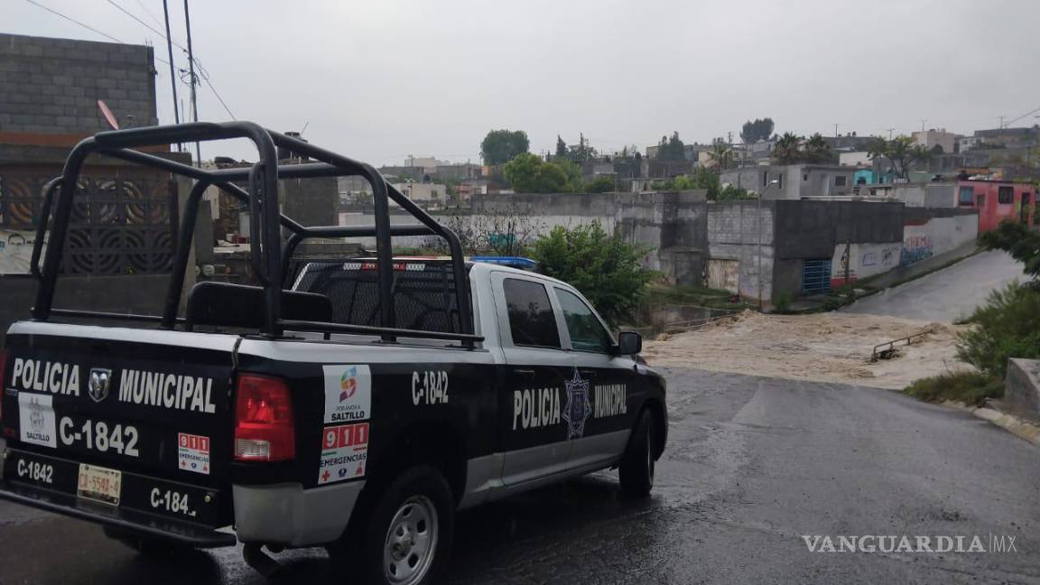 Policía de Saltillo cierra vialidades por escurrimientos y auxilia a ciudadanos en riesgo