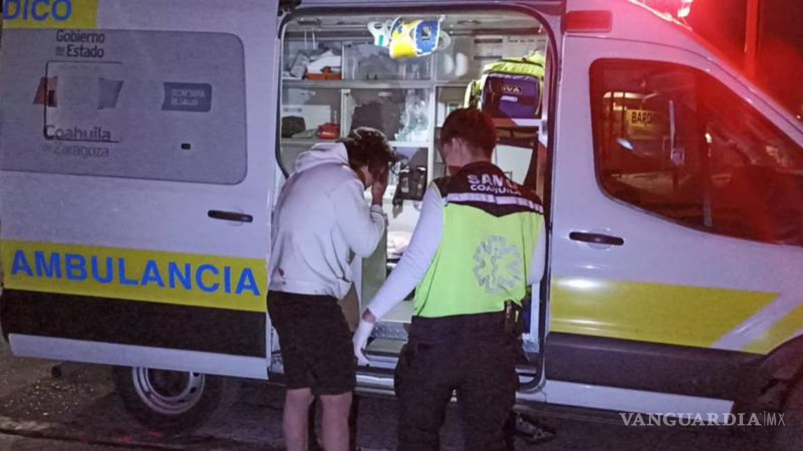 $!Paramédicos brindaron atención en el lugar al joven que sufrió heridas en el rostro tras el impacto.