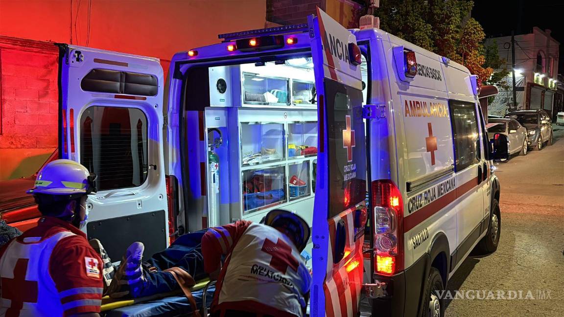 $!La ambulancia de la Cruz Roja atendió al lesionado que comenzó a convulsionar en plena vía pública.