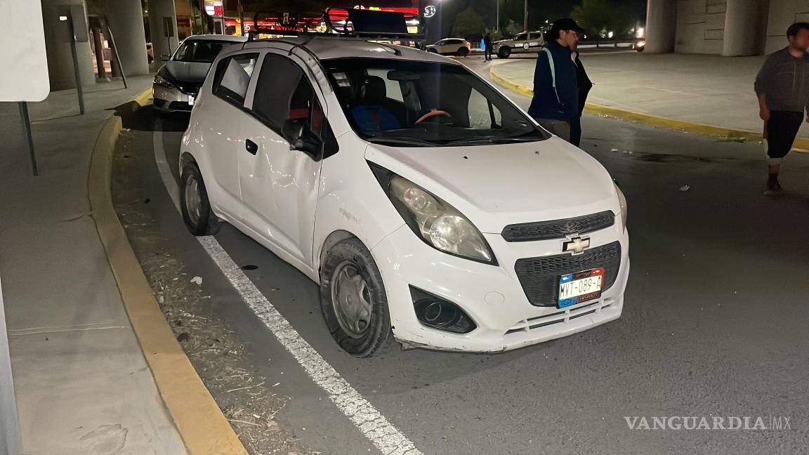 Vuelca conductor acelerado al tomar retorno, en Saltillo; sufrió golpes leves