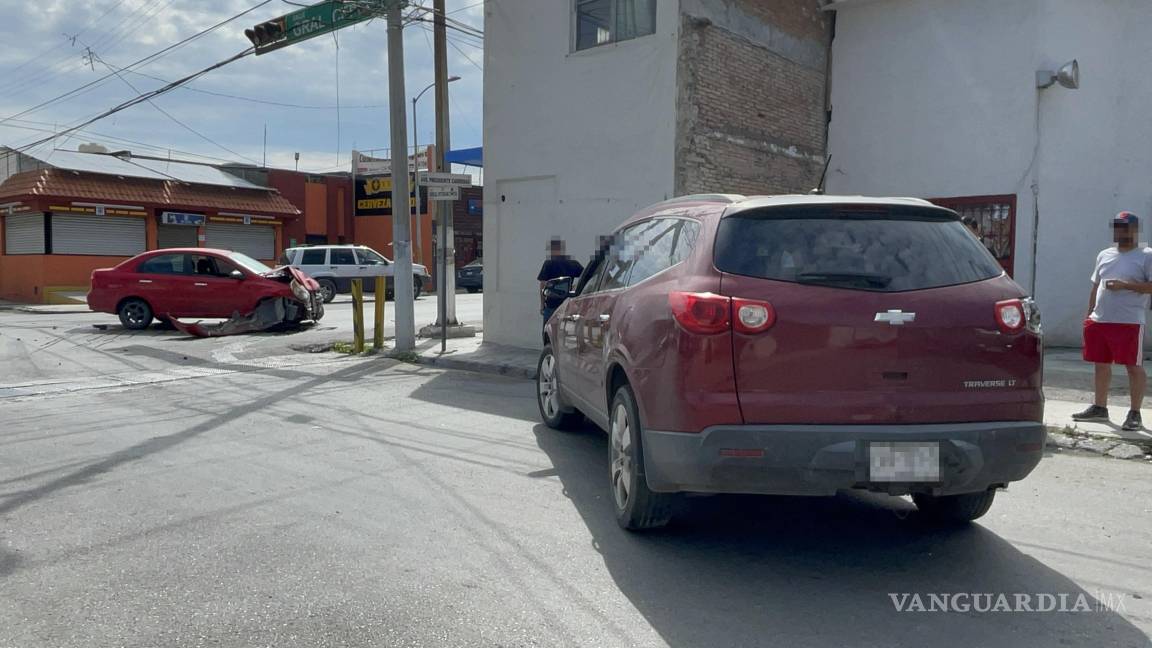 A horas de casarse, joven provoca colisión por contestar una llamada en el centro de Saltillo