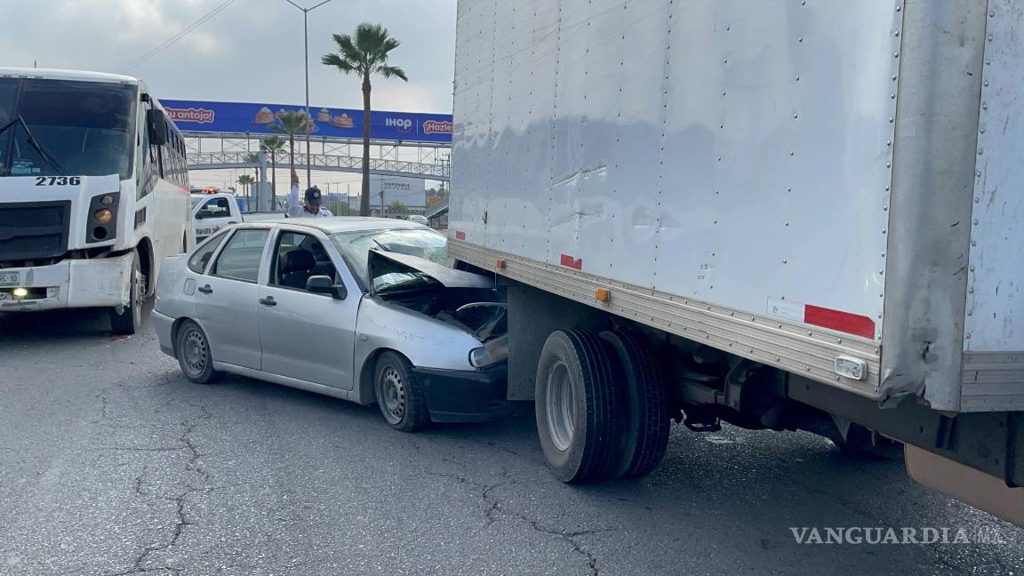 Accidente vial deja incrustado a auto debajo de camión; lo habían chocado