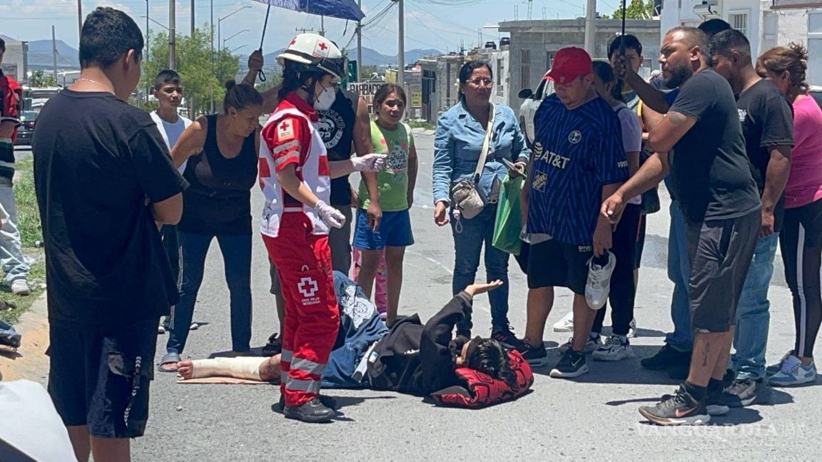Motociclista atropella a mujer tras ser impactado por un auto, al oriente de Saltillo