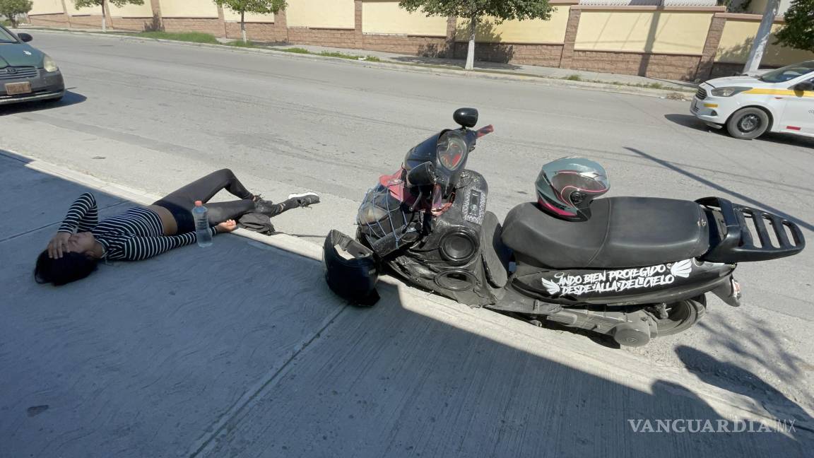 Saltillo: Automovilista derriba a jóvenes motociclistas y huye