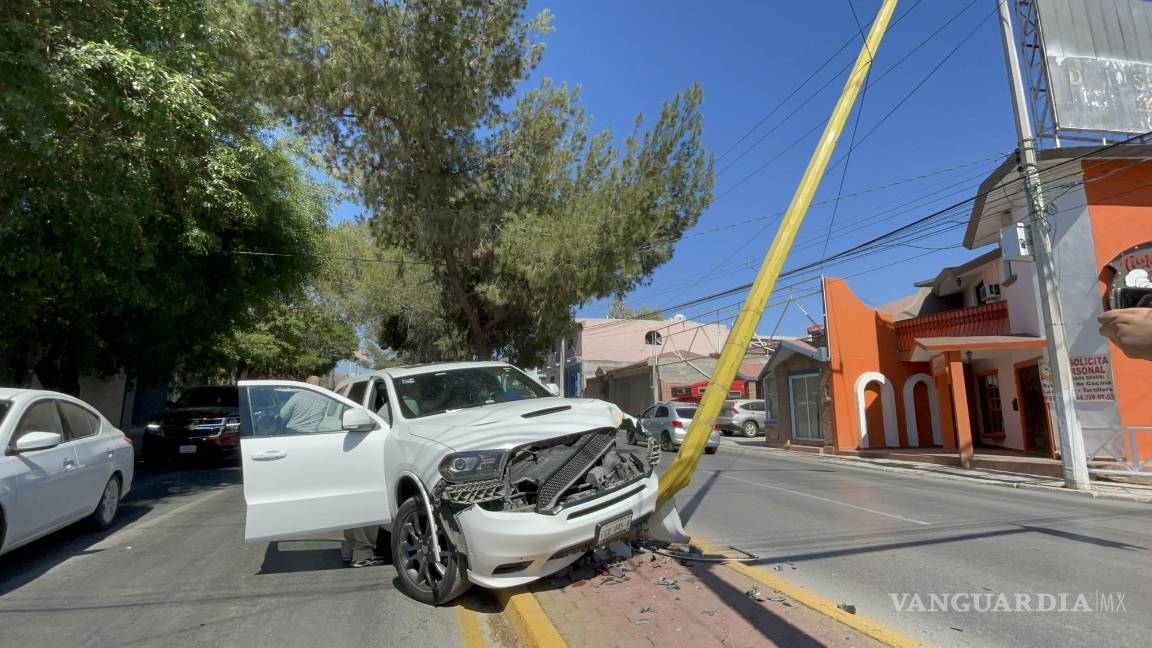 Veloz conductor se estrella contra luminaria al norte de Saltillo