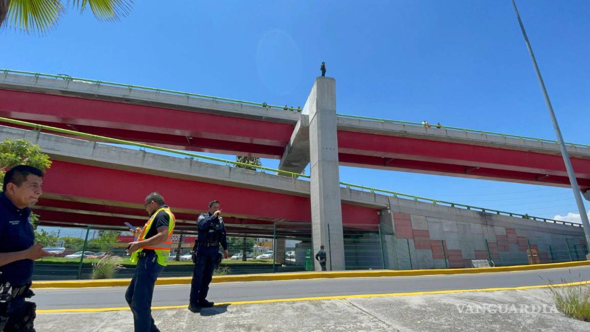 Policías de Saltillo salvan a hombre de quitarse la vida en el distribuidor vial El Sarape