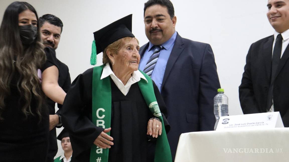 $!La señora Irma Gloria Esquivel se vistió con una toga y birrete para poder cumplir una meta.