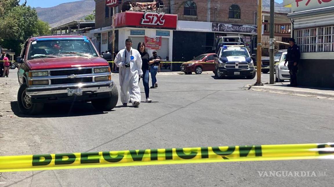 Fallece mujer abordo de camioneta mientras recibía atención médica en Saltillo; familia culpa al esposo