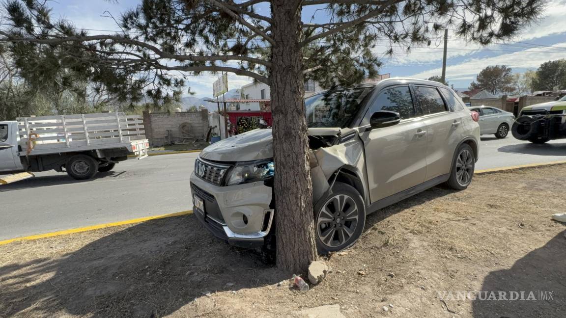 Adulto mayor conduce a exceso de velocidad y se impacta contra un árbol, en Saltillo