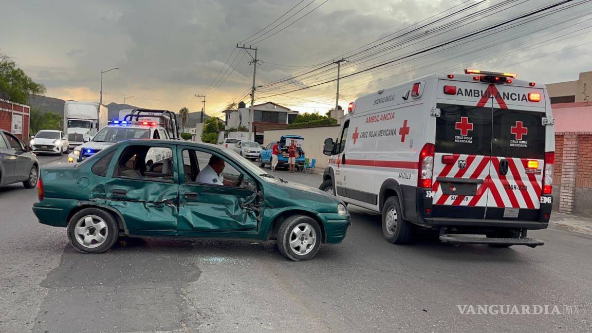Conductora provoca choque y deja dos heridos, en Saltillo