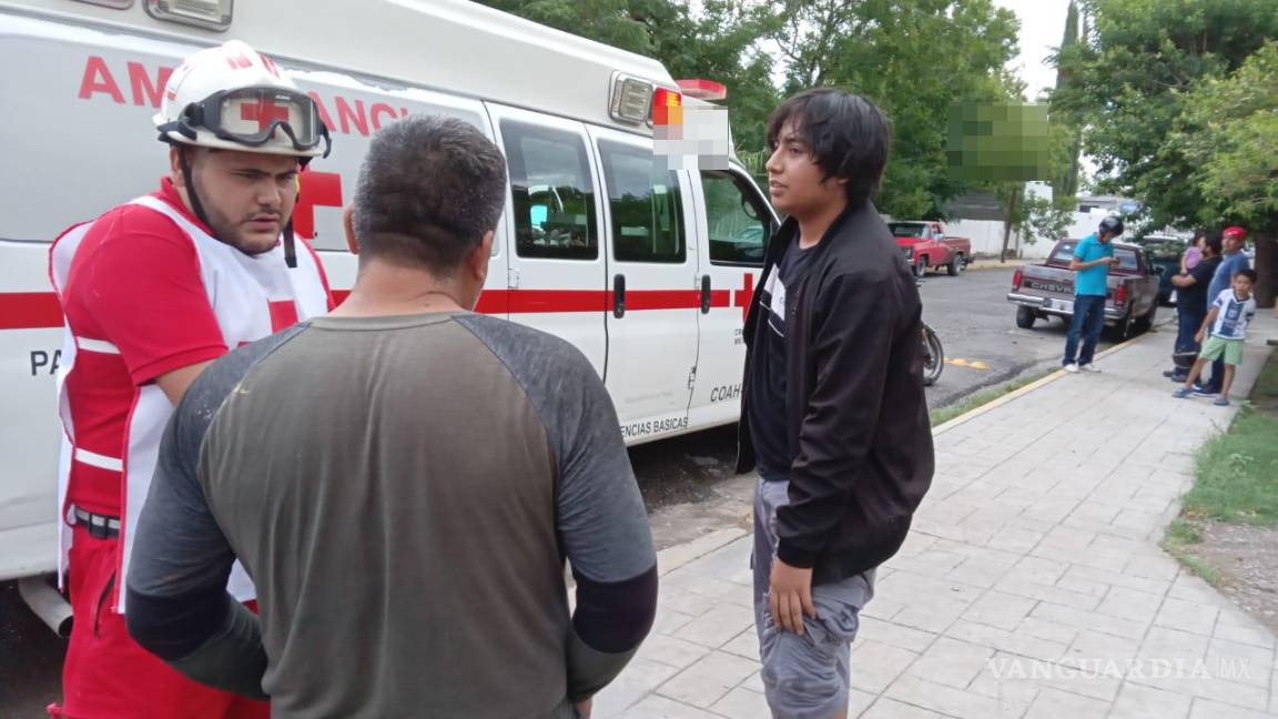 $!Personal de Cruz Roja acudió para valorar a los involucrados en el accidente.