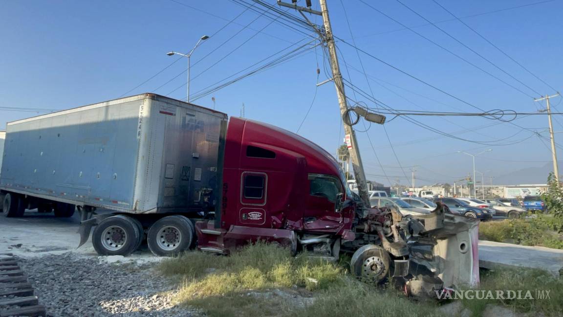 Tráiler es impactado por tren tras intentar ganarle el paso al norte de Saltillo; conductor ileso