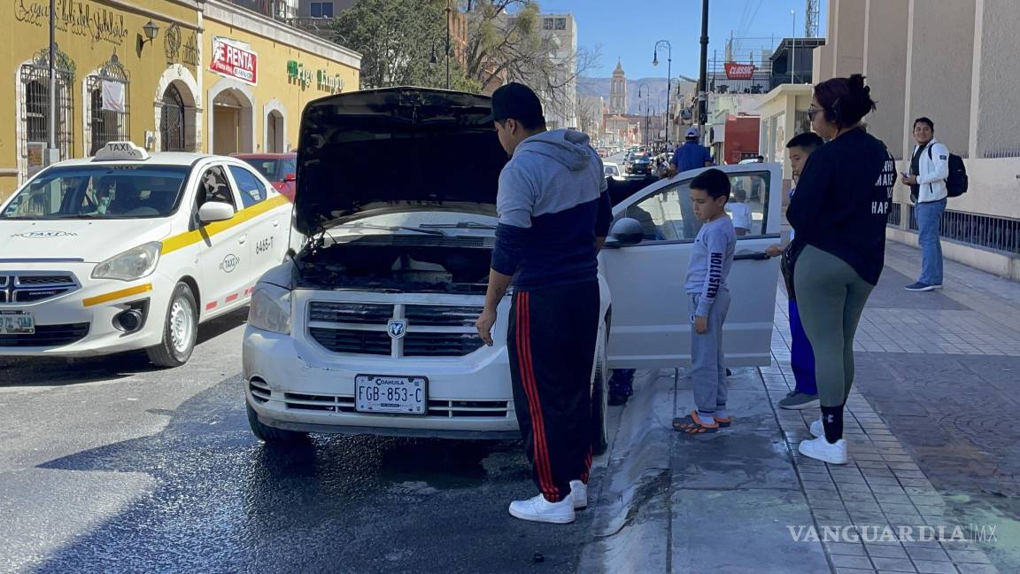 Se incendia auto en la Zona Centro de Saltillo; investigan causas