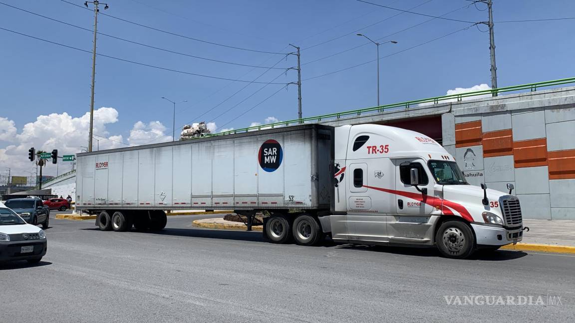 Conductora se estrella contra trailer en Saltillo