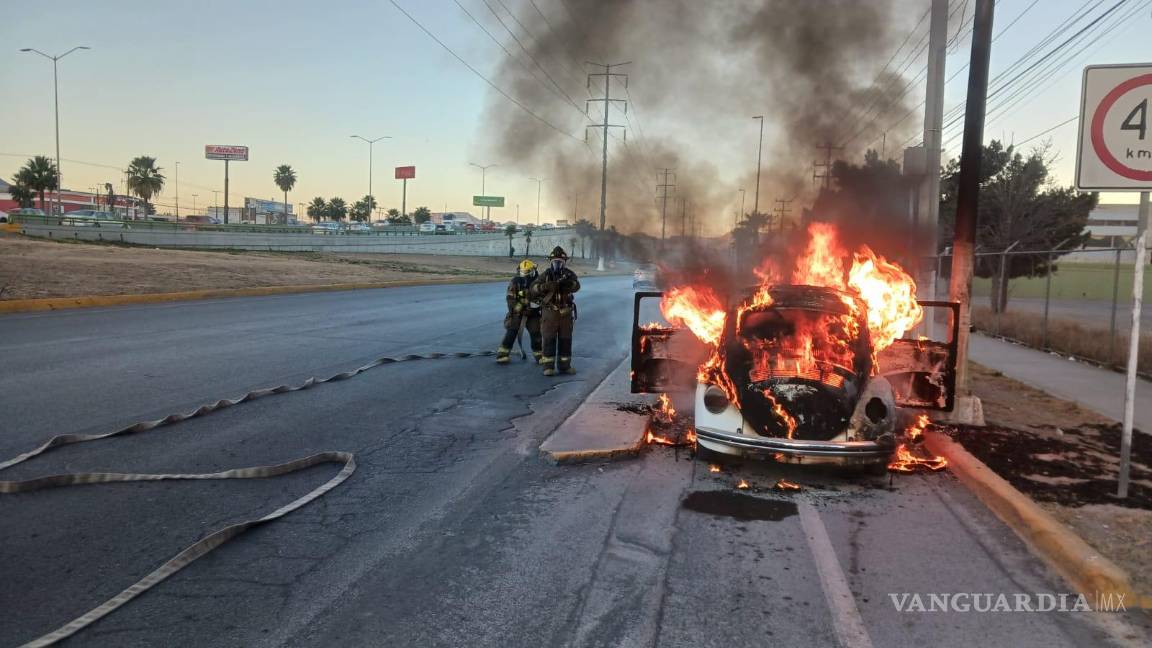 Se incendia auto clásico en Saltillo; familia logra salir a tiempo