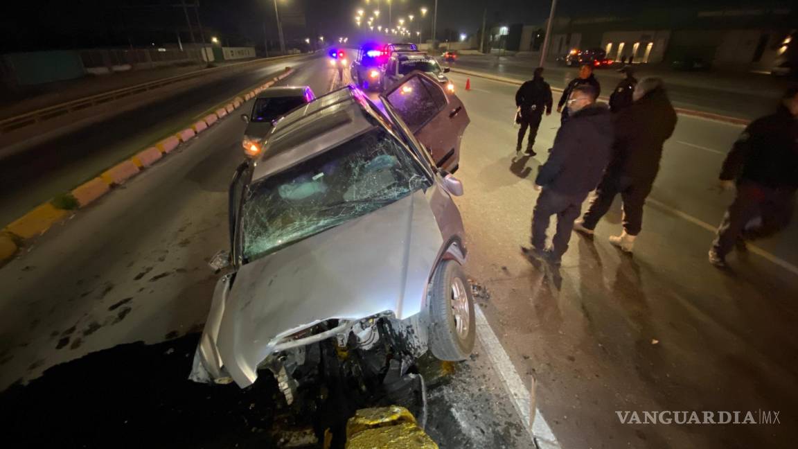 Mujer queda atrapada en su camioneta tras chocar con base de puente en Ramos Arizpe