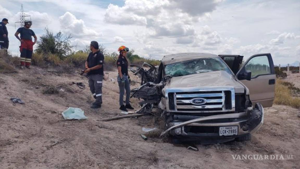 $!El accidente se registró la mañana de este lunes sobre la Carretera a Monclova y el saldo es de tres personas prensadas