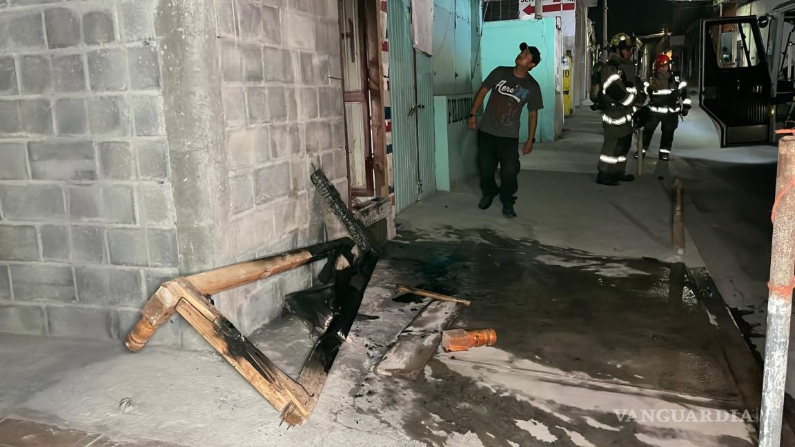 Corto circuito provoca incendio en barbería de Saltillo; vecinos logran controlar el fuego