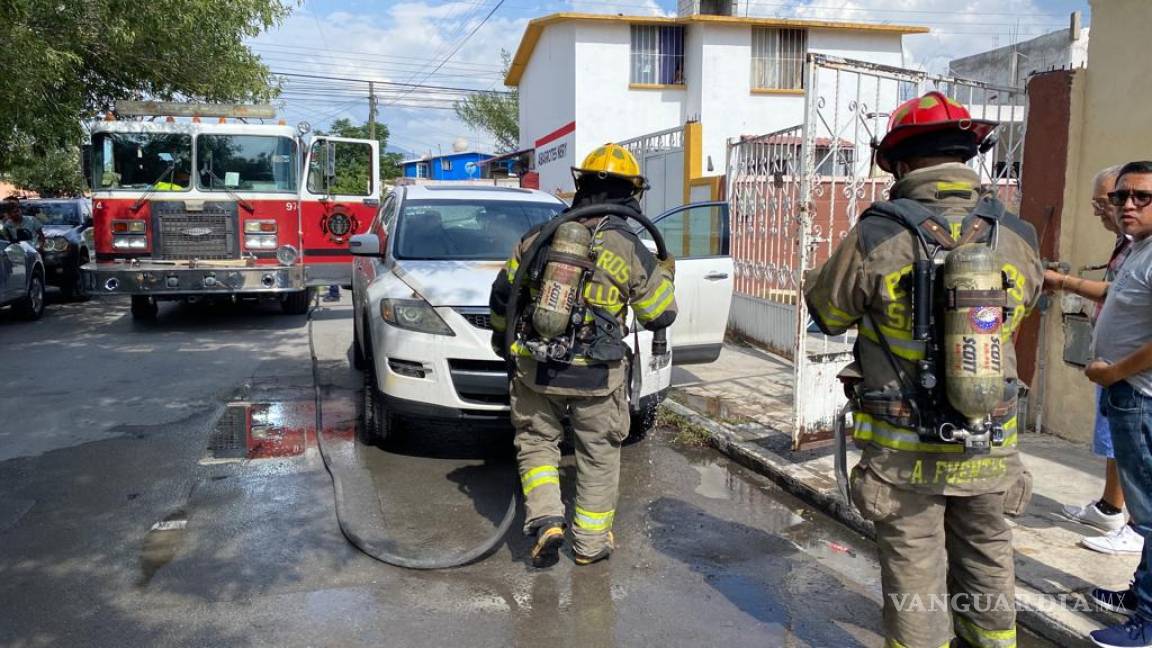 Cortocircuito provoca incendio de camioneta en calles de Saltillo