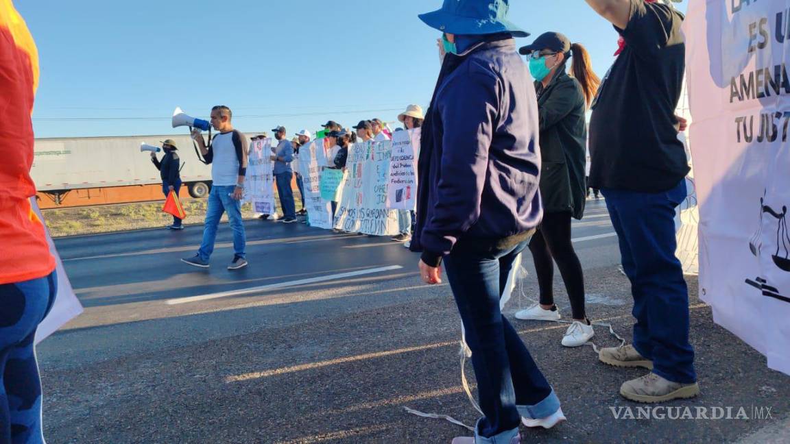 Trabajadores del Poder Judicial nuevamente bloquean la carretera Torreón-Saltillo; se manifiestan contra la reforma