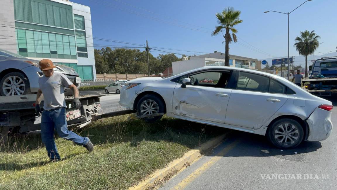 Cambia de carril, impacta a vehículo y lo proyecta contra palmera al norte de Saltillo