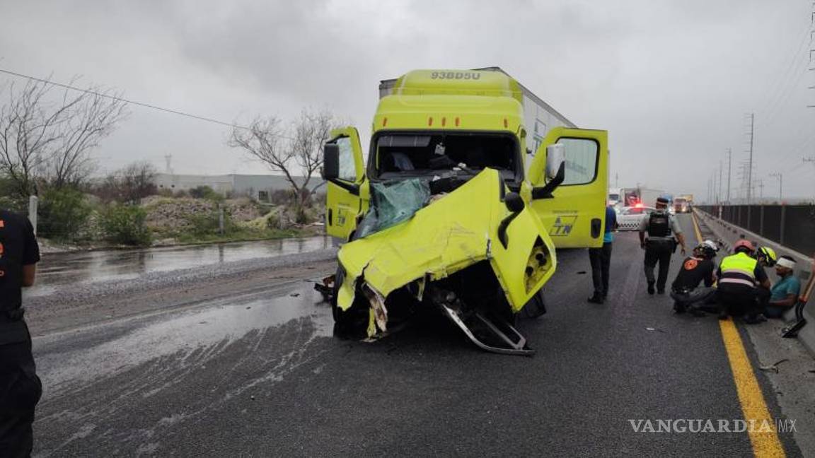 $!Cierran Libramiento Noroeste hacia Saltillo por choque de tractocamiones