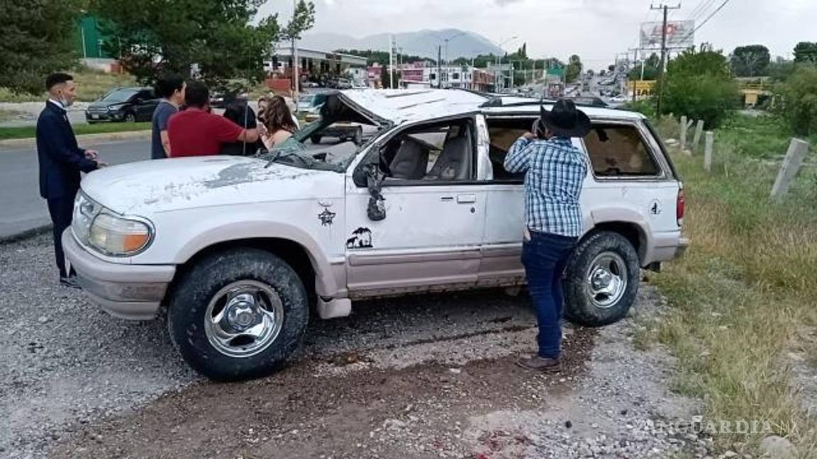 No llegan a fiesta de XV años en Saltillo; familia vuelca en el camino