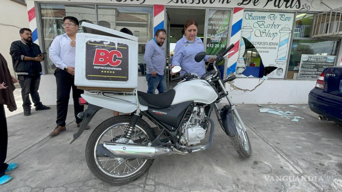 Broncudo derriba a motociclista y termina estrellado contra barbería, en el Centro de Saltillo