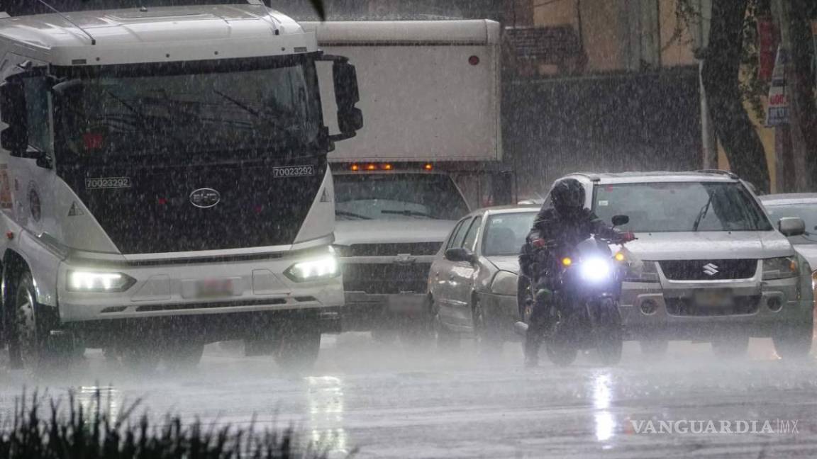 Pese a que Karl se debilita en el Golfo de México, se esperan lluvias intensas en gran parte del país