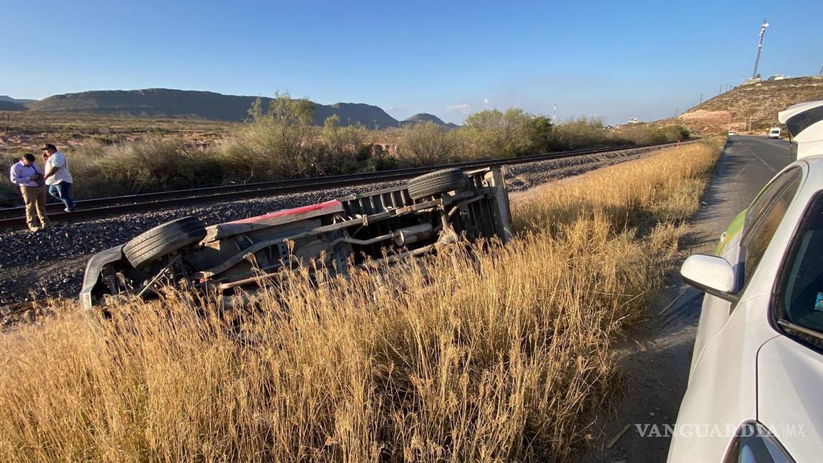 Camioneta se vuelca en la carretera a Zacatecas