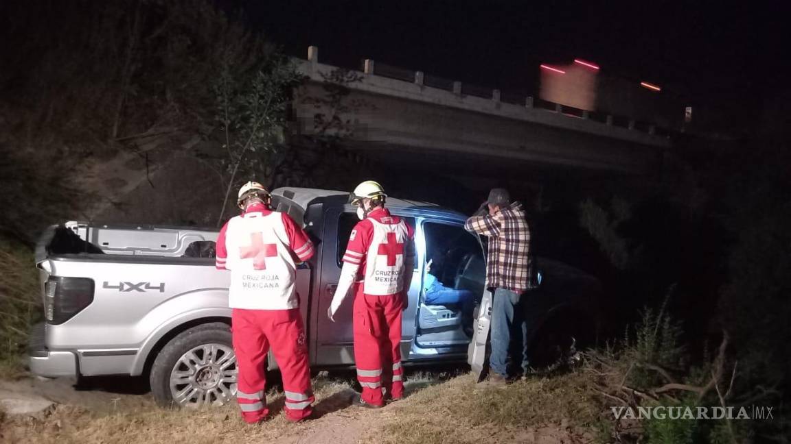 Caen adultos mayores a un arroyo tras fallas mecánicas en la Torreón-Saltillo