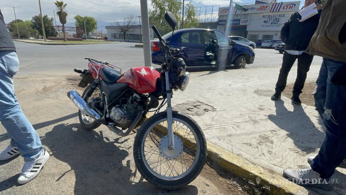 Conductor no respeta el semáforo y manda al piso a un motociclista, en el centro de Saltillo