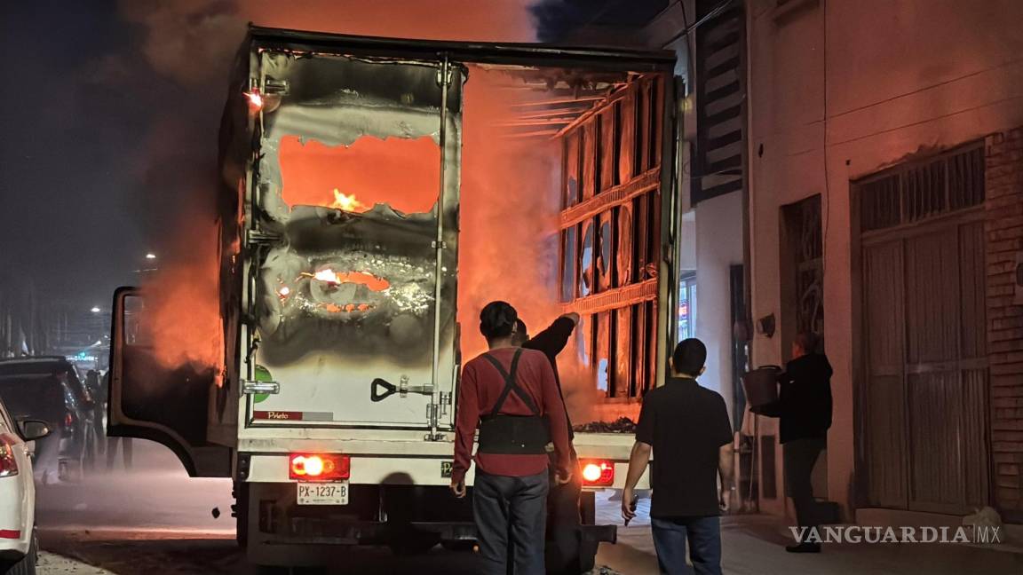 Se incendia camión de ‘Santa Claus’ en Saltillo: llevaba juguetes y ropa