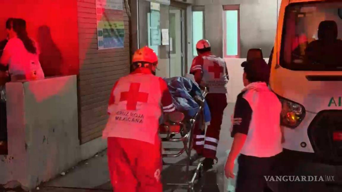 $!Ángel fue trasladado en camilla a la clínica número dos del IMSS, donde fue atendido de emergencia.