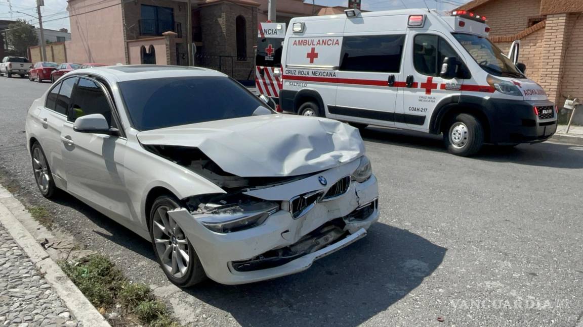 Distraída conductora no hace alto, choca un BMW y termina contra una barda, al norte de Saltillo