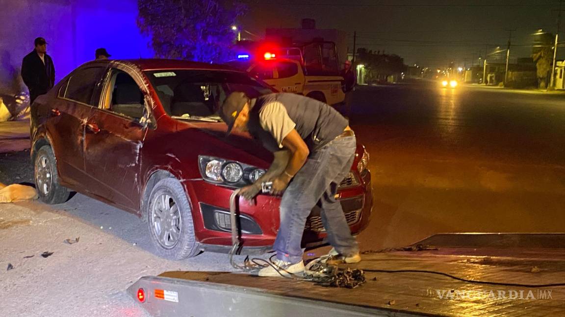 Ebrio frena de golpe en un ‘tope’ y vuelca su vehículo en la colonia Gaspar Valdez de Saltillo